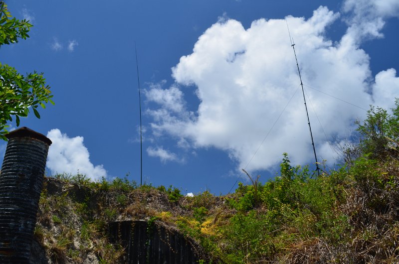 2011_FL479S_Activation_ 13.JPG - S943 43' Vertical to left. Buddipole in J-pole config to right.